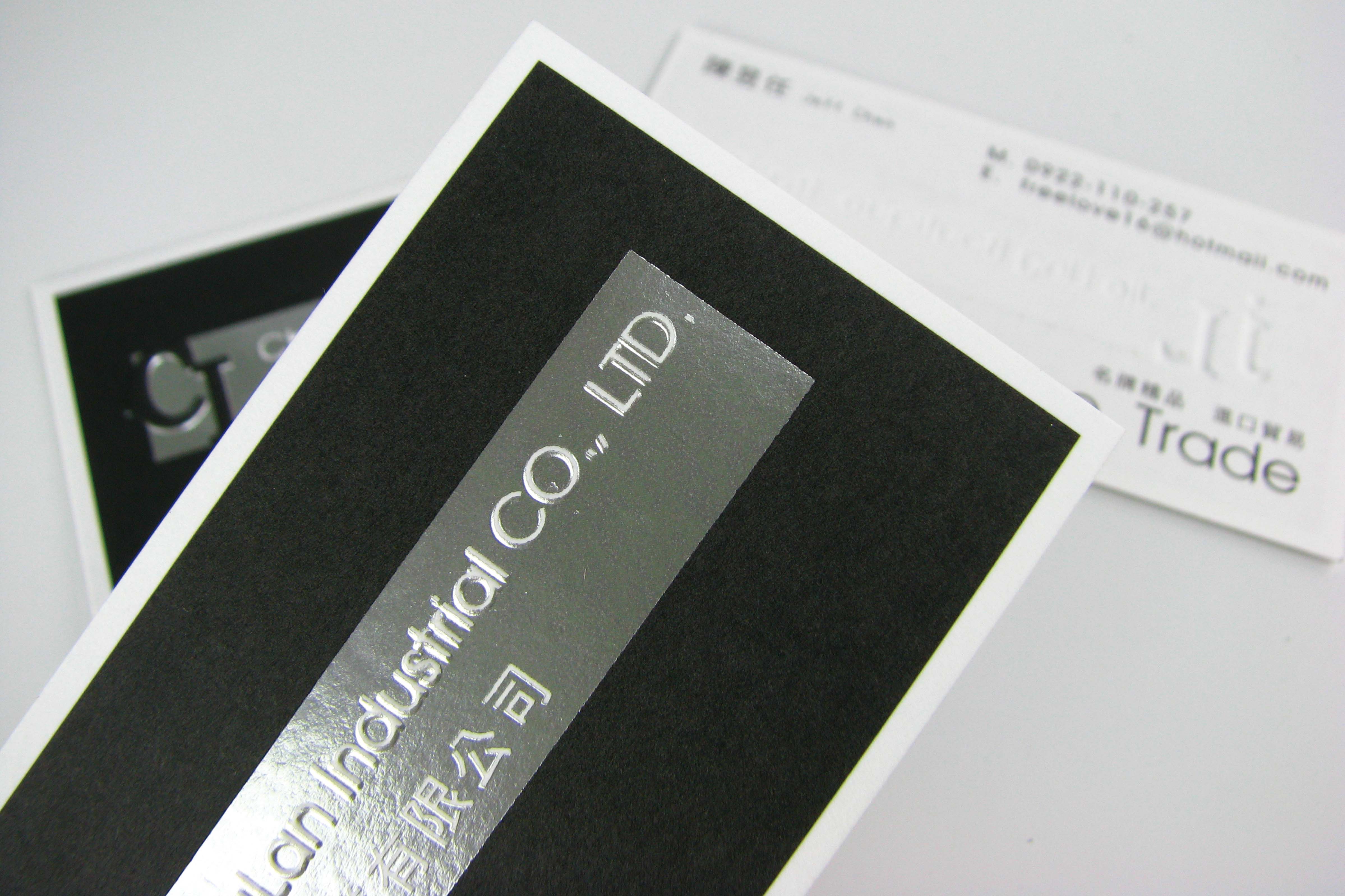 用盡量精簡的顏色呈現名片設計主題,可以分成三部分來說明: (1)有助於提高客戶的專注資訊的能力,同時也比較容易凸顯出名片設計的質感。 (2)運用凸版印刷或燙印的名片加工時,由於一種顏色一個板模的關係,色彩精簡在成本上會是比較經濟的選擇。 (3)使用較少的顏色,相形之下每一個顏色的掌控程度會較高,因此也較容易達到品牌所想要創造的視覺或氛圍。